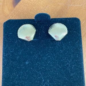 Golden shell earrings